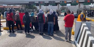 Normalistas de Ayotzinapa vandalizan caseta de Autopista del Sol