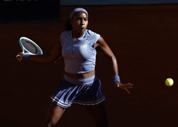 MADRID, 28/04/2025.- La tenista estadounidense Coco Gauff devuelve la bola a la suiza Belinda Bencic durante su partido de la Mutua Madrid Open disputado este lunes en la Caja Mágica, en Madrid. EFE/ Chema Moya