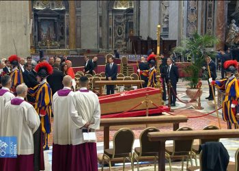 Cierre del féretro del Papa Francisco, da inicio a funeral
