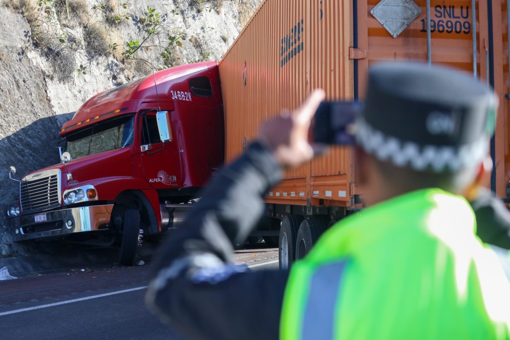 Choca tráiler tras asalto en la Chamapa-Lechería, muere conductor