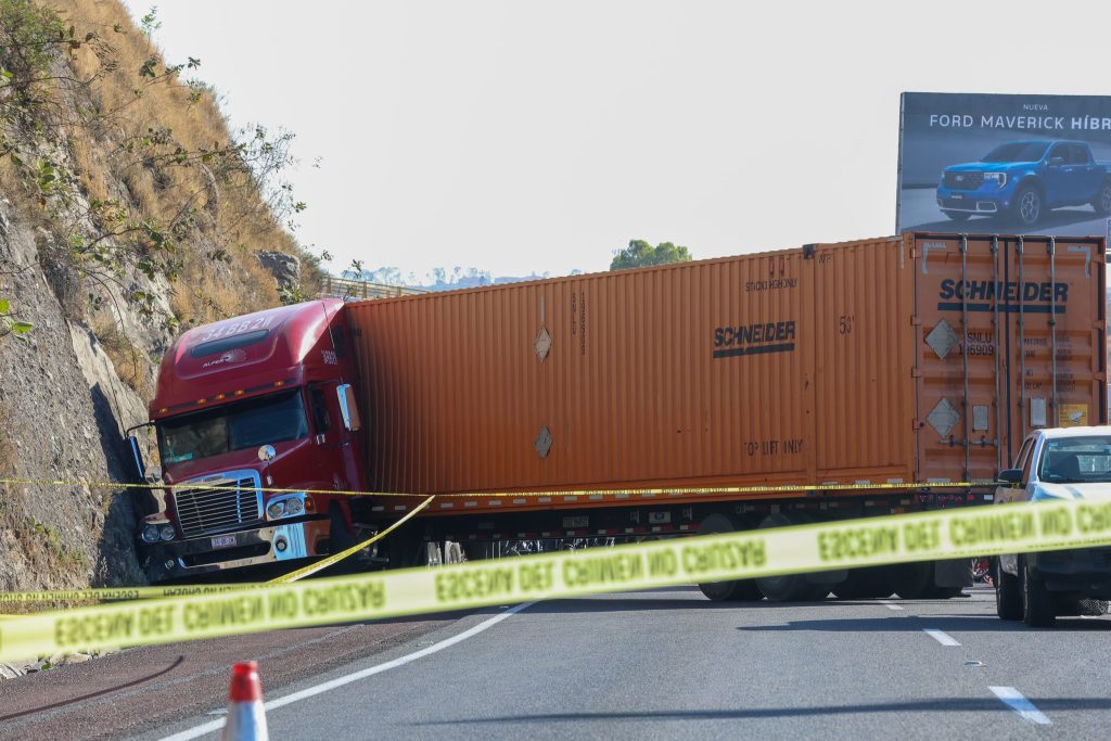 Choca tráiler tras asalto en la Chamapa-Lechería, muere conductor