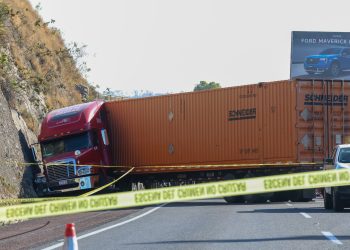 Choca tráiler tras asalto en la Chamapa-Lechería, muere conductor