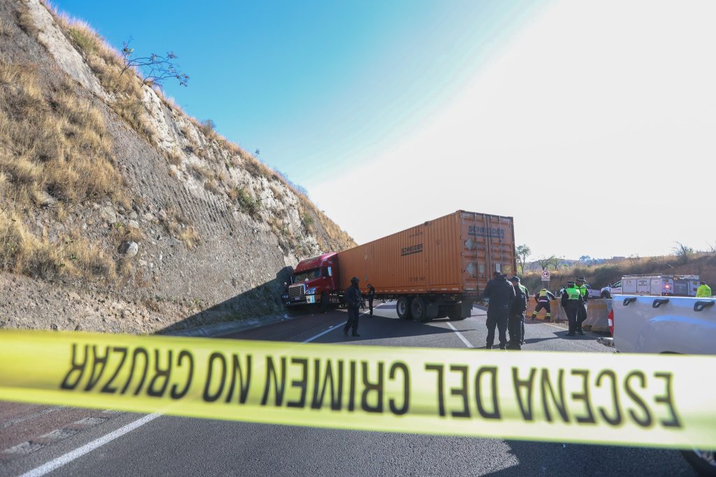 Choca tráiler tras asalto en la Chamapa-Lechería, muere conductor