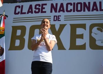 Sheinbaum encabeza Clase Nacional de Boxeo en el Zócalo
