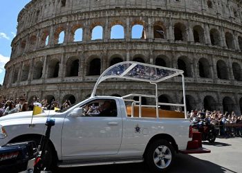150 mil fieles acompañaron cortejo fúnebre de Francisco por Roma