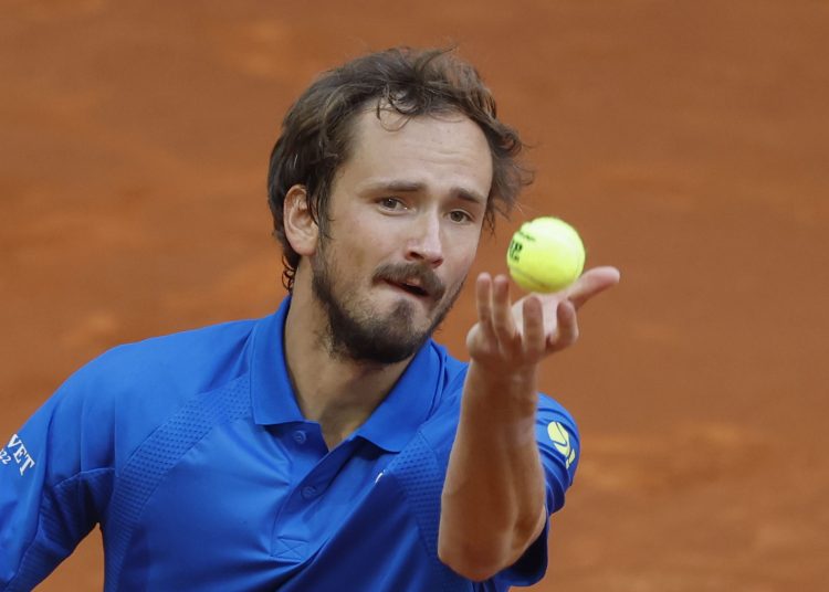 MADRID, 29/04/2025.- El tenista ruso Daniil Medvédev en acción ante el estadounidense Brandon Nakashima durante el partido de octavos de final Individual Masculina del Mutua Madrid Open este martes en la Caja Mágica en Madrid. EFE/ Juanjo Martín