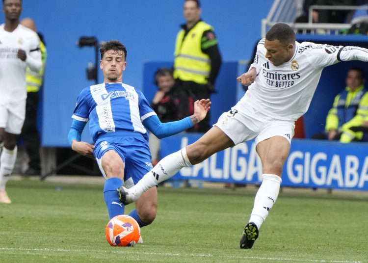 -ALTERNATIVA EDICIÓN- VITORIA, 13/04/2025.- El centrocampista del Alavés Antonio Blanco (i) recibe una entrada por parte del delantero francés del Real Madrid Kylian Mbappé, por la cual ha recibido tarjeta roja, este domingo, durante el partido de la jornada 31 de LaLiga EA Sports, entre el Deportivo Alavés y Real Madrid, en el estadio de Mendizorrotza de Vitoria. EFE/ Adrian Ruiz Hierro