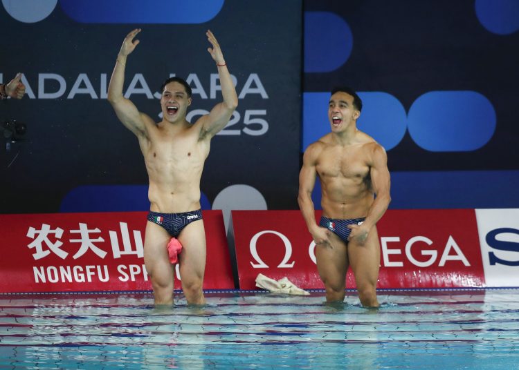 AME6257. GUADALAJARA (MÉXICO), 06/04/2025.- Los clavadistas mexicanos Juan Manuel Celaya (d), y Osmar Olvera reaccionan tras obtener medalla de oro durante la final de sincronizados trampolín 3 metros varonil este domingo, durante la Copa Mundial de Clavados 2025 en el Centro Acuático Metropolitano en Guadalajara (México). EFE/ Francisco Guasco