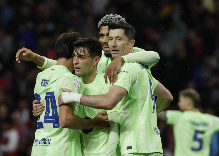 MADRID, 02/04/2025.- Los jugadores del FC Barcelona celebran su victoria a la finalización del encuentro correspondiente a la vuelta de las semifinales de la Copa del Rey que han disputado hoy miércoles Atlético de Madrid y FC Barcelona en el estadio Metropolitano, en Madrid. EFE / Chema Moya.