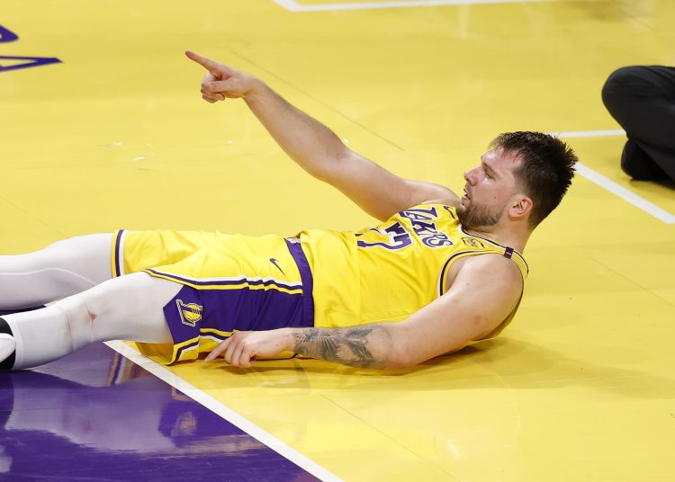 FOTODELDÍA LOS ÁNGELES (Estados Unidos), 23/04/2025.- El base de Los Angeles Lakers, Luka Doncic, reacciona tras recibir una falta durante el tercer cuarto del partido de primera ronda de los playoffs entre Minnesota Timberwolves y Los Angeles Lakers en Los Ángeles, California, EE. UU., este miércoles. EFE/ Caroline Brehman SHUTTERSTOCK OUT
