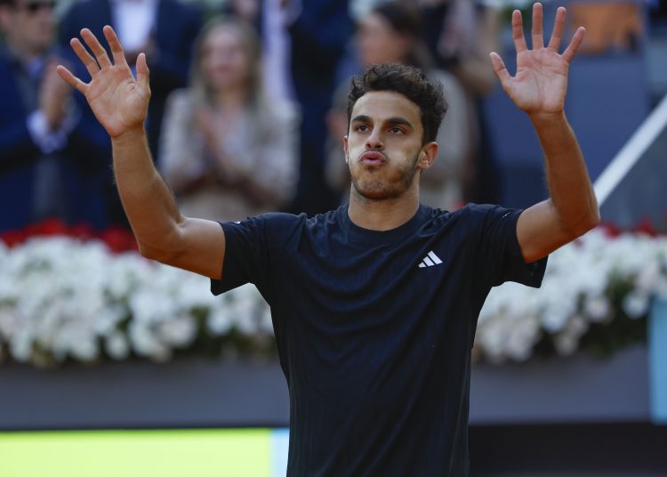 MADRID, 29/04/2025.- El tenista argentino Francisco Cerundolo celebra su victoria ante el alemán Alexander Zverev en el partido de octavos de final Individual Masculina del Mutua Madrid Open este martes en la Caja Mágica en Madrid. EFE/ Juanjo Martín