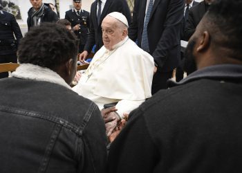 El Papa acude a la basílica de San Pedro a rezar antes de la Vigilia del Sábado Santo