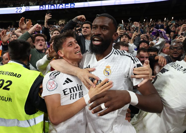 MADRID, 01/04/2025.- El defensa alemán del Real Madrid Antonio Rudiger (d) celebra con Arda Guler su gol durante el partido de vuelta de las semifinales de la Copa del Rey que Real Madrid y Real Sociedad disputan hoy martes en el estadio Santiago Bernabéu. EFE/JUANJO MARTIN