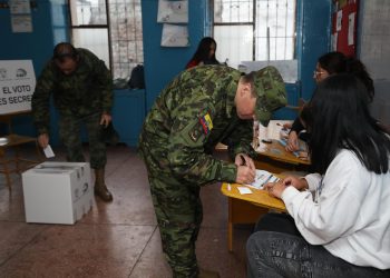 Se realiza segunda vuelta de elecciones presidenciales en Ecuador