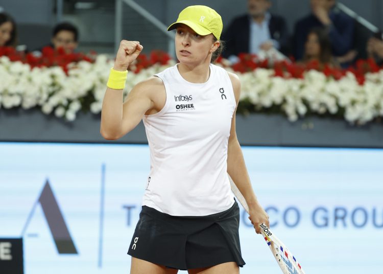 MADRID, 26/04/2025.- La tenista polaca Iga Swiatek en acción ante la checa Linda Noskova en su partido correspondiente a la ronda 32 del Masters 1000 de Madrid, este sábado en la Caja Mágica en la capital de España. EFE/Juanjo Martín