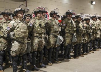 Trump pide al Supremo le permita mantener veto a trans en el Ejército