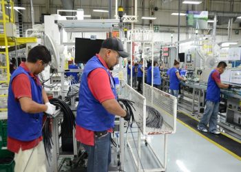 Mexicanos buscan segundo empleo por alza en precios, señala estudio