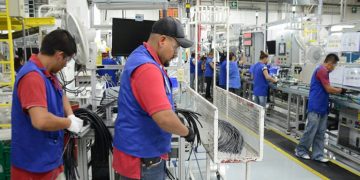 Mexicanos buscan segundo empleo por alza en precios, señala estudio