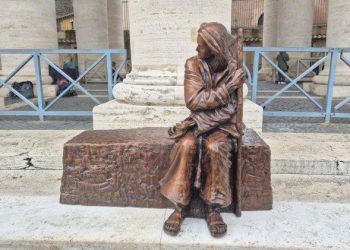 El Vaticano dedica una nueva escultura a los más vulnerables en la Plaza de San Pedro