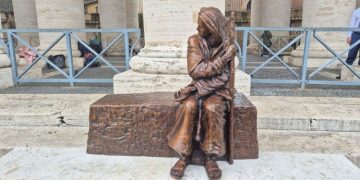 El Vaticano dedica una nueva escultura a los más vulnerables en la Plaza de San Pedro