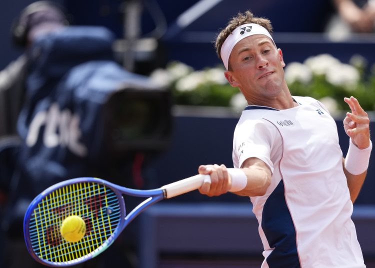 GRAFCAT6874. BARCELONA, 15/04/2025.- El tenista noruego Casper Ruud durante su partido de primera ronda contra el tenista colombiano Daniel Elahi Galan en el Barcelona Open Banc Sabadell. EFE/Alejandro García