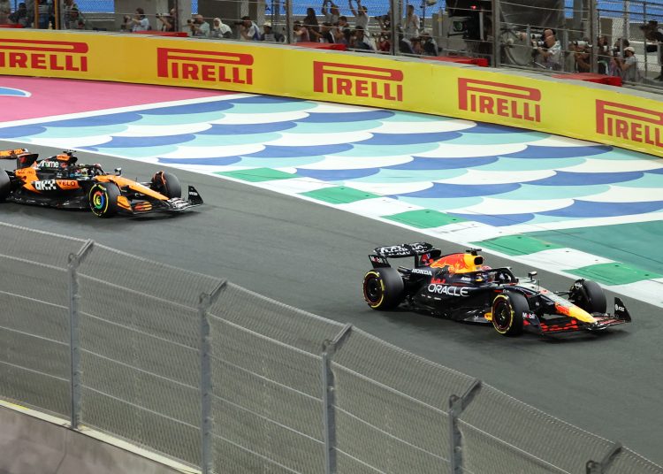 JEDDAH (Saudi Arabia), 20/04/2025.- Red Bull Racing driver Max Verstappen of Netherlands (R) and McLaren driver Oscar Piastri of Australia during the Formula 1 Saudi Arabian Grand Prix at the Jeddah Corniche Circuit in Jeddah, Saudi Arabia, 20 April 2025. (Fórmula Uno, Países Bajos; Holanda, Arabia Saudita) EFE/EPA/ALI HAIDER