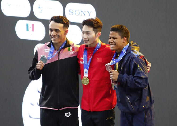 AME5970. GUADALAJARA (MÉXICO), 05/04/2025.- El clavadista mexicano Juan Manuel Celaya (i) ganador de la medalla de plata; el chino Zongyuan Wang (c) ganador de la medalla de oro y el colombiano Luis Felipe Uribe (d) ganador de la medalla de bronce posan en el podio durante la premiación de la final de trampolín de la Copa del Mundo de Clavados 2025 este sábado, en el Centro Acuático Metropolitano en Guadalajara (México). EFE/ Francisco Guasco