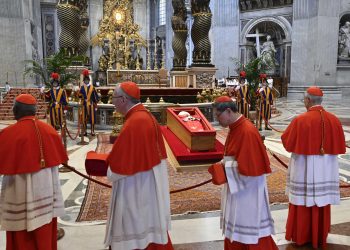 Casi 20,000 fieles han pasado ante el féretro del Papa Francisco