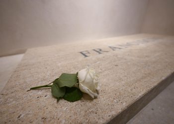 Unas 30,000 personas han visitado la tumba de Francisco