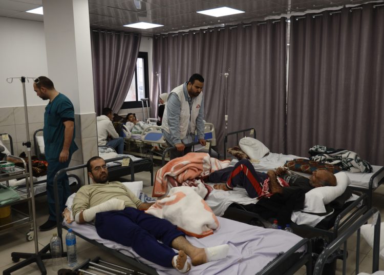 “The patients here sustained burn and violence-related injuries from the war,” says MSF emergency doctor Ahmed Abu Warda. Abu Warda hails from Gaza City in the north and had to flee to south Gaza as strikes intensified. There, he resumed his medical work with MSF.