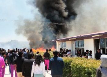 Desalojan a cientos de universitarios por incendio forestal en Hidalgo