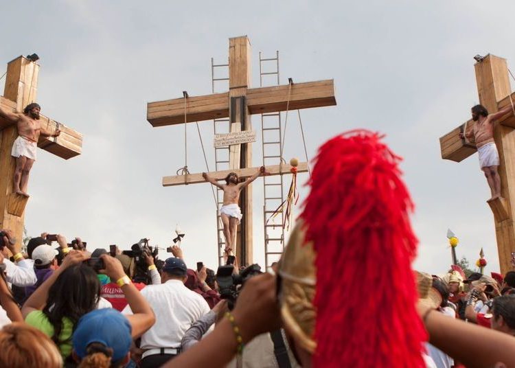 MÉXICO, D.F., 29MARZO2013.- Con la presencia de diez mil policías se realizó la 170 Representación de la Semana Santa Iztapalapa 2013. La resposabilidad de cargar la pesada cruz del golgota al Cerro de la Estrella recayo esta vez en el vecino Jesús Flores, quien sufrio el intenso calor que se vivió en la mayor parte de la representación. En punto de las 16:30 culminó una edición más de esta pasión actuada por los vecinos de los 8 barrios de Iztapalapa, la cual convocó a millones de personas quienes tuvieron que observar la mayor parte de este procesión desde las vallas y con un fila de granaderos enfrente. 
FOTO: MOISÉS PABLO /CUARTOSCURO.COM