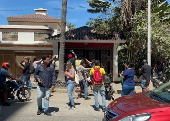 Mazatlán se levanta en protesta contra extranjero que corrió a obrero por comer en la banqueta