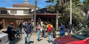 Mazatlán se levanta en protesta contra extranjero que corrió a obrero por comer en la banqueta