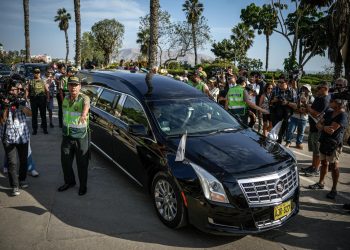 Cuerpo de Mario Vargas Llosa es trasladado desde su casa para ser cremado