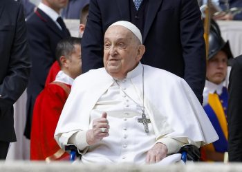 El papa Francisco aparece en la plaza de San Pedro en el Domingo de Ramos
