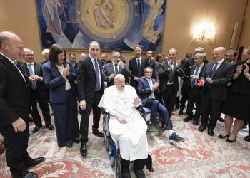 Papa Francisco recibe al personal que lo trató en el hospital