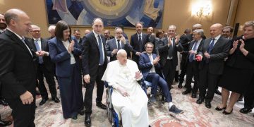 Papa Francisco recibe al personal que lo trató en el hospital