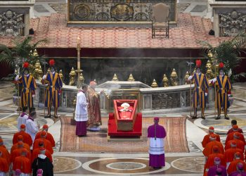 La tumba del Papa Francisco estará en el suelo y en ella se reproducirá su crucifijo pectoral