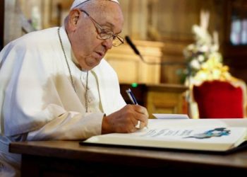 Papa Francisco firma documento