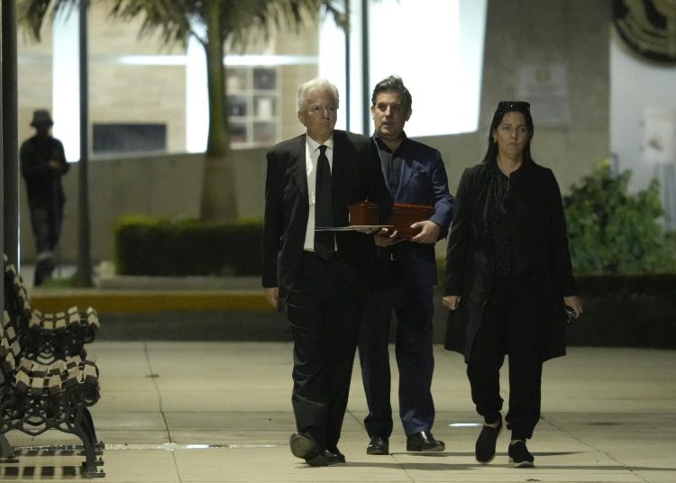 De izquierda a derecha, Álvaro Vargas Llosa, Gonzalo Vargas Llosa y Morgana Vargas Llosa, hijos del escritor  Mario Vargas Llosa, caminan portando dos urnas con los restos de su padre EFE/ John Reyes Mejía