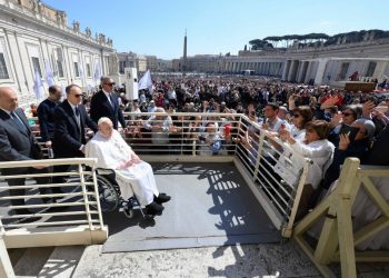 El Papa aparece por sorpresa en la basílica de San Pedro