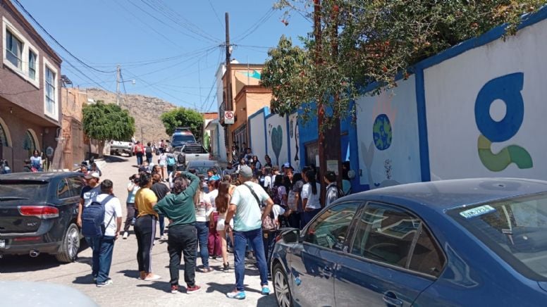 Padres de familia acuden tras balacera en plantel educativo