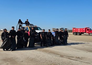 Tamaulipas: Policías limpian de basura y sargazo la Playa Tesoro