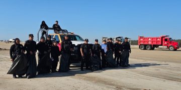 Tamaulipas: Policías limpian de basura y sargazo la Playa Tesoro