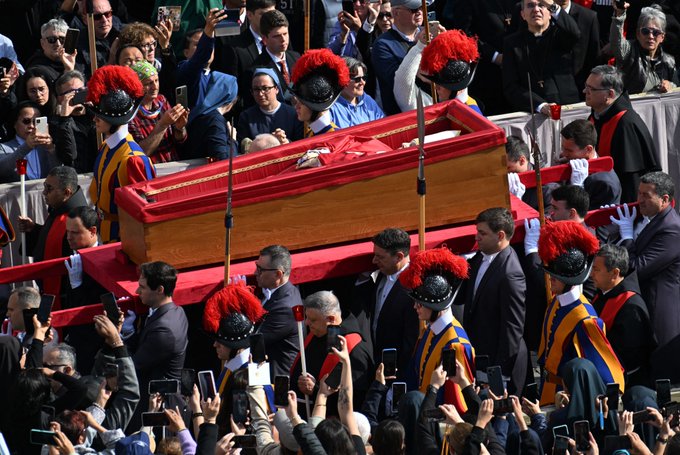 Miles de fieles dan el último adiós al Papa Francisco 
