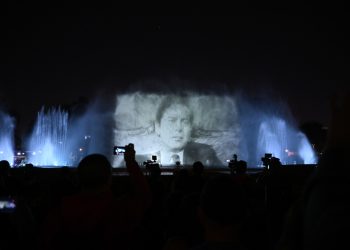 Rinden homenaje a Vargas Llosa en parque de Lima