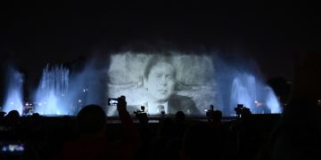 Rinden homenaje a Vargas Llosa en parque de Lima