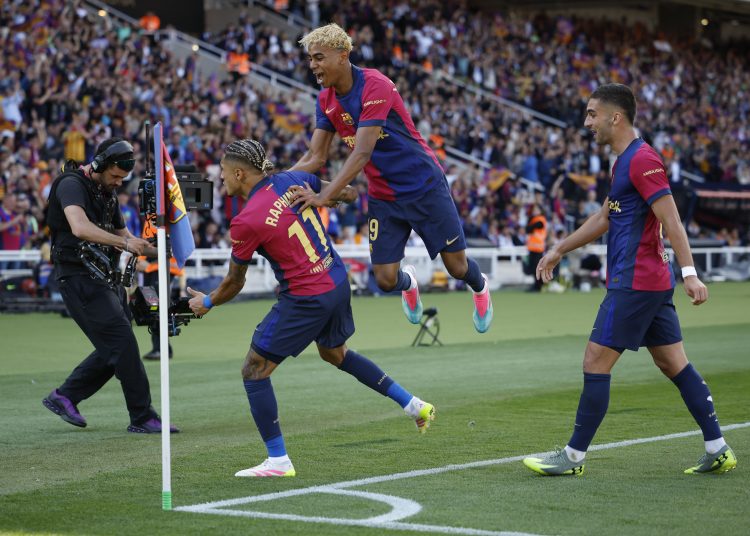 BARCELONA, 11/05/2025.-El delantero del Barcelona Raphinha celebra su segundo gol contra el Real Madrid con Lamine Yamal, durante el partido de la jornada 35 de LaLiga EA Sports entre el Barcelona y el Real Madrid, este domingo en el Estadi Olímpic Lluís Companys.-EFE/ Alberto Estévez
