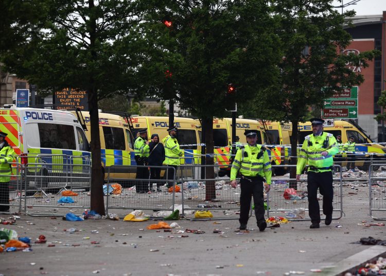 LIVERPOOL (United Kingdom), 26/05/2025.- Police officers on the scene where a car collided with Liverpool supporters during the trophy parade in Liverpool city centre, Britain, 26 May 2025. A man has been detained after the collision with a number of pedestrians during Liverpool FCs victory parade, Merseyside Police said.  (Reino Unido) EFE/EPA/ADAM VAUGHAN